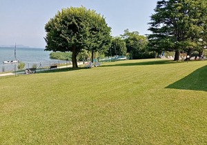 HOLIDAY SIRMIONE B8 Apartment - con piscina fronte lago e parcheggio interno