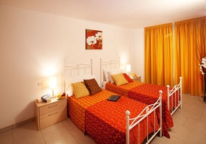 Lake view garden home sleeps 6 guests with use of pool, sauna & jacuzzi