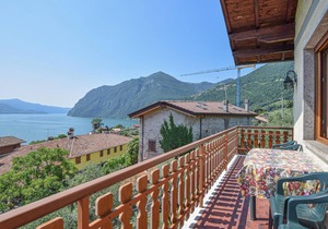 Lovely apartment in Riva di Solto