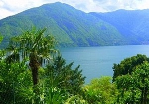 Modern Stylish Apartment with Superb Lake View and Private Balcony