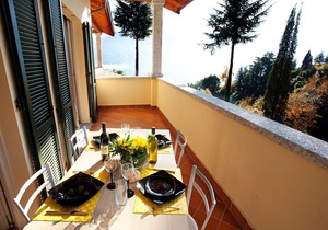 Modern Stylish Apartment with Superb Lake View and Private Balcony