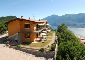 Residence Garden: Three-room apartment with balcony and lake view