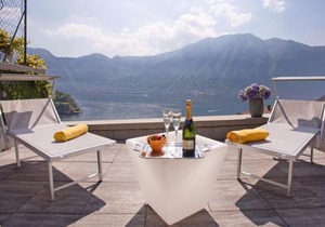 SALA COMACINA APARTMENT NO 4-SLEEPS 10 by Italian Apartments