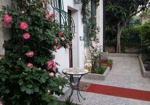 Spacious apartment in detached cottage with lovely garden