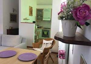 Spacious apartment in detached cottage with lovely garden