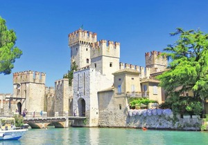 Tasteful Holiday Home in Sirmione with pool