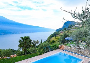 With a balcony, lake view and pool – Apartment Elka 8