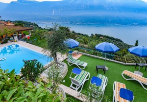 With spectacular lake view and pool – Apartment Elka 6