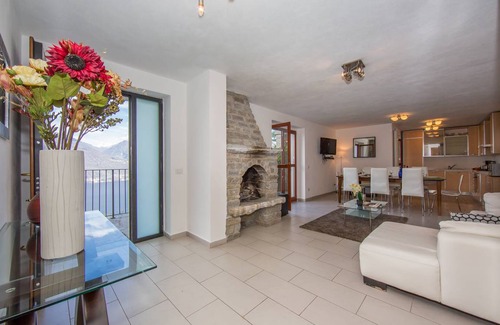 Pianello del Lario House | 180 m² House ∙ 5 bedrooms ∙ 9 guests