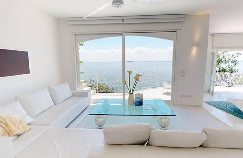 Manerba del Garda Villa | 350 m² Villa ∙ 4 bedrooms ∙ 8 guests