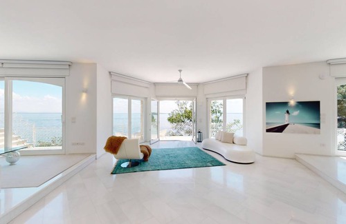 Manerba del Garda Villa | 350 m² Villa ∙ 4 bedrooms ∙ 8 guests