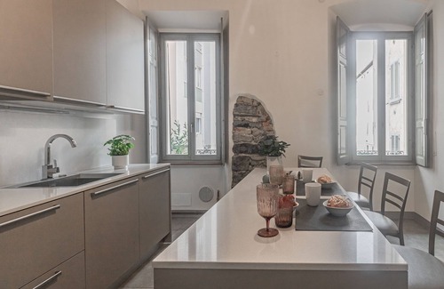 Como Apartment | [5 min Historic Center] Luxury White Lotus Mansion