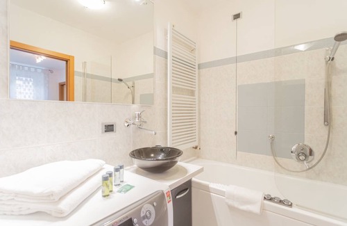 Como City Centre Apartment | 60 m² Apartment ∙ 1 bedroom ∙ 4 guests
