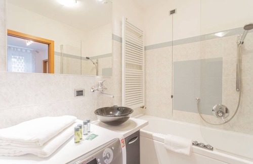 Como City Centre Apartment | 60 m² Apartment ∙ 1 bedroom ∙ 4 guests