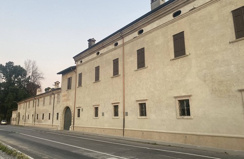 Faverzano Villa | A historic country home with a pool for groups of friends and families