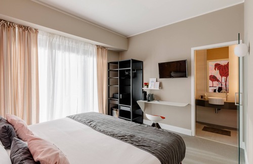 Rho House | Anjoy & Bleev Rooms | FLAMINGO | Deluxe King size bedroom