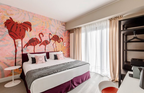 Rho House | Anjoy & Bleev Rooms | FLAMINGO | Deluxe King size bedroom