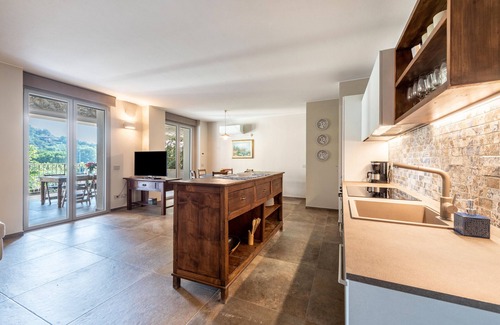 Soiano del Lago Apartment | Apartment 'Abaye 6 Cabernet - Charm' with Shared Pool, Wi-Fi and Air Conditioning