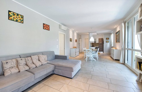 Portese Apartment | Apartment 'Gran Fausto Trilo' with Lake View, Wi-Fi and Air Conditioning