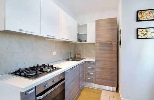 Portese Apartment | Apartment 'Gran Fausto Trilo' with Lake View, Wi-Fi and Air Conditioning