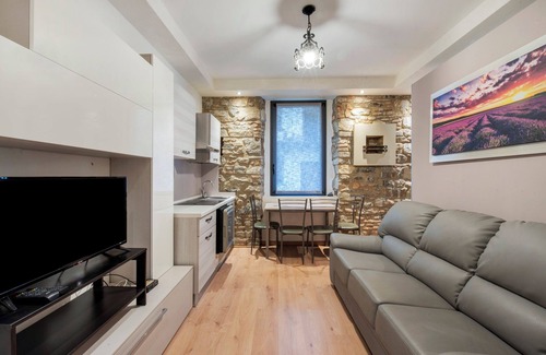 Caprino Bergamasco Apartment | Apartment 'Nottedì Case Vacanze 1' with Wi-Fi and Air Conditioning