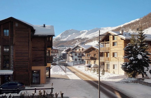Livigno Apartment | Apartment 'Rasia Residence Relax' with Mountain View, Shared Garden and Wi-Fi