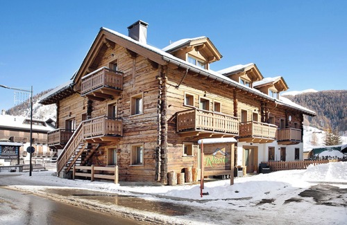 Livigno Apartment | Apartment 'Rasia Residence Relax' with Mountain View, Shared Garden and Wi-Fi