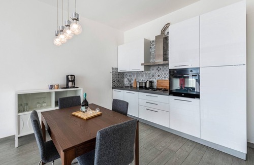 Pulciano Apartment | Apartment 'Residence Virgilio Red' with Lake View, Wi-Fi and Air Conditioning