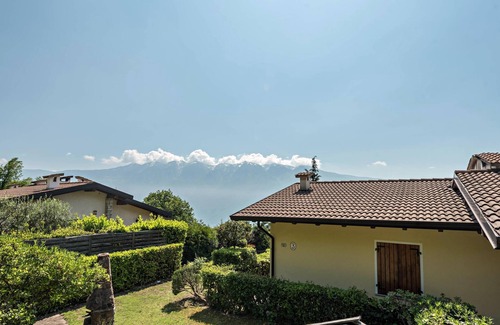Aer Apartment | Apartment "Vista Lago" with Lake Views, Private Terrace & Garden