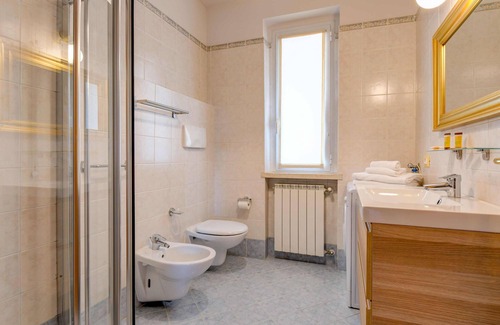 Sirmione Apartment | Apartment with partial lake view Carmen (Casa dei Pescatori apartments)