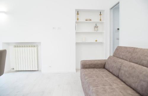 Chinatown Apartment | Brand, new and fully furnished apt