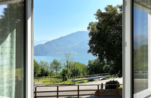 Vignola House | "Casa Azalea" - Lake Como view - garden and private parking - free WiFi