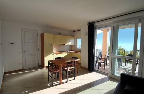 Vercana House | Casa Osmanto D: A cozy and welcoming apartment situated at a short distance from the shores of Lake Como, with Free WI-FI.