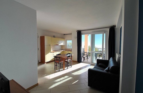 Vercana House | Casa Osmanto D: A cozy and welcoming apartment situated at a short distance from the shores of Lake Como, with Free WI-FI.