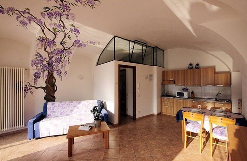 Azzano House | Casa Panorama Due: A bright and cheerful studio apartment situated at a short distance from the shores of Lake Como, with Free WI-FI.