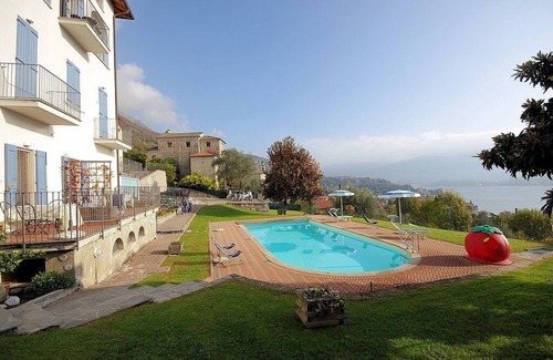 Azzano House | Casa Panorama Due: A bright and cheerful studio apartment situated at a short distance from the shores of Lake Como, with Free WI-FI.