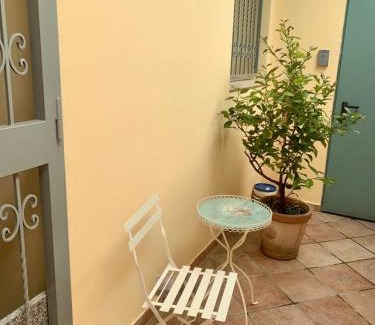 De Angeli Apartment | Central apartment in villa, garden and Netflix