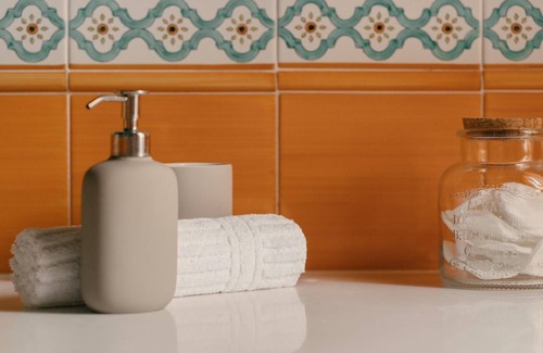 Borgo San Leonardo Hostel | Deluxe spaciuos triple room with large modern ensuite bathroom and airconditioning