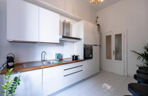 Acquabella Apartment | Duomo 7 min - Historic Luxury 3 Bedrooms Apartment