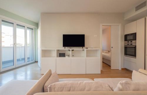 Zona Solari Apartment | Elegante e luminoso appartamento con box auto a pochi passi da metropolitana M4