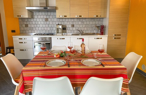 Bodengo Apartment | Giardino-Maria Tulipano Holiday Apartment with Garden and Lake View