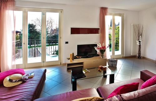 Cadenabbia Apartment | Griante Residence Apartment 1 Family pool home, sunny location with garden