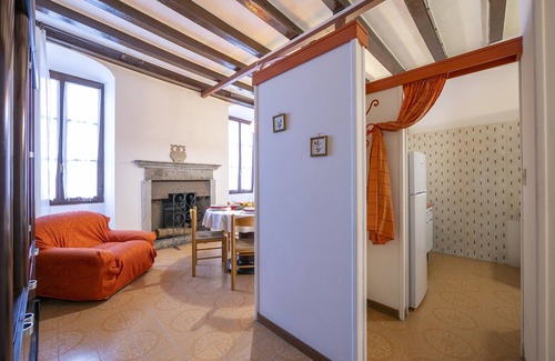 Toscolano Maderno Apartment | Gufo - Orange 100m Near Lake, Toscolano Maderno, Italy