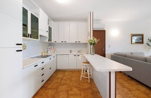 Portese House | Holiday Home 'Villa Angioletta' with Lake View, Wi-Fi and Air Conditioning