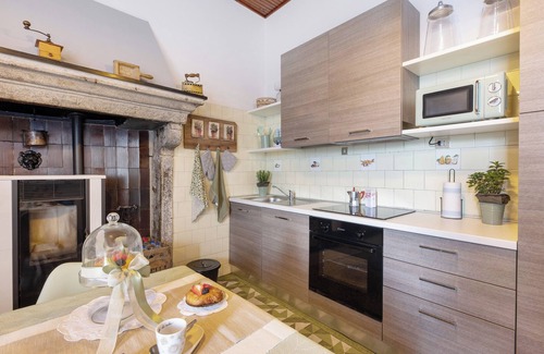 Naggio House | Holiday Home 'Casa Venanzio' with Lake View and hot tub