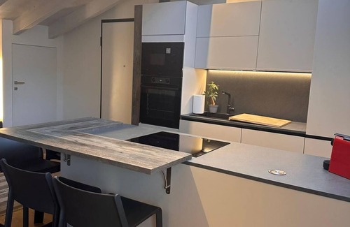 Paratico House | Holiday Home 'La Dolce Vita - Lake Iseo' with Lake View, Wi-Fi and Air Conditioning
