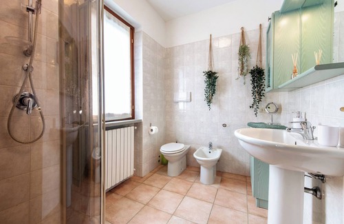 Sulzano House | Holiday Home 'Villa Turchese' with Lake View, Private Pool and Wi-Fi