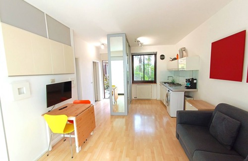 Porlezza Apartment | IL GELSOMINO apartment with pool and garden.