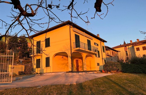 Colle Brianza Apartment | La Casa Gialla - Girasole Appartamento Luminoso e Moderno