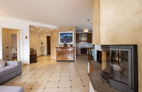 Riva di Solto Apartment | Lovely apartment for 5 guests with WIFI, hot tub, TV, patio and pets allowed